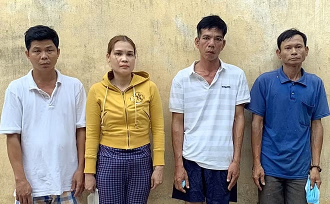 4 đối tượng đang bị tạm giữ hình sự để điều tra về hành vi tổ chức đánh bạc và đánh bạc.
