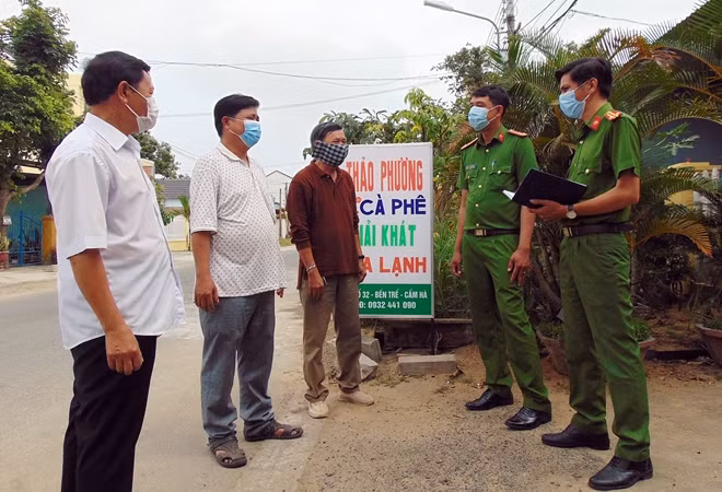 Công an xã Cẩm Hà, TP Hội An xuống cơ sở tuyên truyền cho người dân thực hiện các biện pháp phòng chống dịch COVID-19.