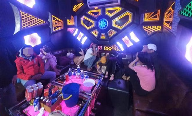 7 nam, nữ dương tính với chất ma túy trong quán karaoke New Noke. Ảnh: X.M