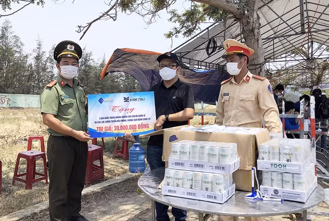 Đoàn Thanh niên Công an tỉnh Quảng Nam tiếp nhận quà tặng hỗ trợ lực lượng tuyến đầu chống dịch.