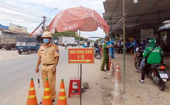 Lực lượng chức năng làm nhiệm vụ tại chốt kiểm soát dịch khu vực ngã ba Đại Hiệp trước giờ tạm dừng cho người từ Đà Nẵng vào Quảng Nam.