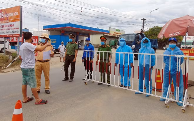 Cán bộ CSGT làm nhiệm vụ tại chốt giải thích chủ trương tạm dừng cho người từ Đà Nẵng vào Quảng Nam cho một tài xế.