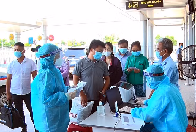 Người dân từ Sân bay Tân Sơn Nhất, TP Hồ Chí Minh về Sân bay Chu Lai, tỉnh Quảng Nam thực hiện khai báo y tế, phòng, chống dịch COVID-19 (Ảnh minh họa).