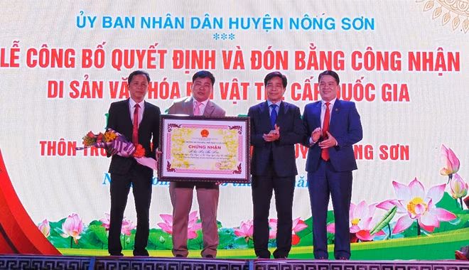 Thừa ủy quyền của Bộ trưởng Bộ VH-TT&DL, ông Lê Văn Dũng, Phó Bí thư Thường trực Tỉnh ủy (thứ hai từ phải sang) và ông Trần Văn Tân, Ủy viên Ban Thường vụ Tỉnh ủy, Phó Chủ tịch UBND tỉnh Quảng Nam (ngoài cùng bên phải), trao Bằng công nhận Di sản Văn hóa phi vật thể cấp Quốc gia Lễ hội Bà Thu Bồn cho lãnh đạo huyện Nông Sơn.