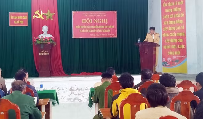Buổi tuyên truyền nhằm nâng cao nhận thức về an toàn giao thông đường thủy cho người dân địa phương.