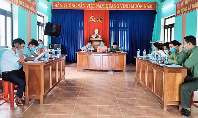 Cán bộ VQG Sông Thanh phối hợp với UBND xã Phước Mỹ, huyện Phước Sơn tổ chức tuyên truyền các biện pháp bảo vệ rừng trong mùa ươi.