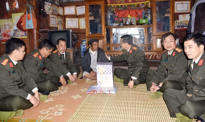 Thượng tá Nguyễn Thành Long thăm hỏi già làng, người có uy tín tại huyện Tây Giang.