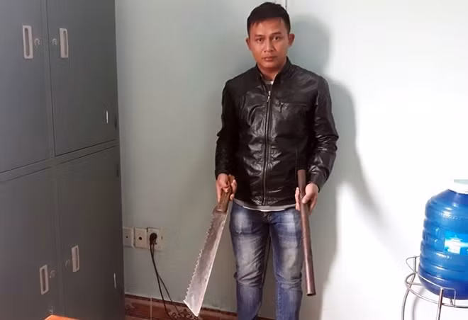 Mã tấu, tuýp sắt các đối tượng mang đến trình diện tại cơ quan Công an.