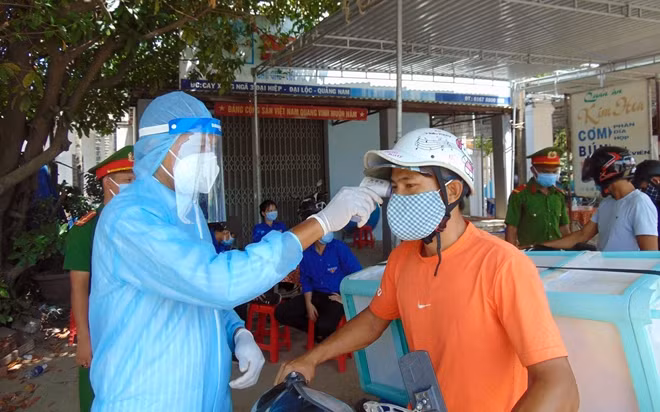 Lực lượng chức năng tại Quảng Nam làm nhiệm vụ tại các chốt kiểm soát dịch COVID-19 trong đợt bùng phát dịch cuối tháng 7/2020 (Ảnh minh họa).