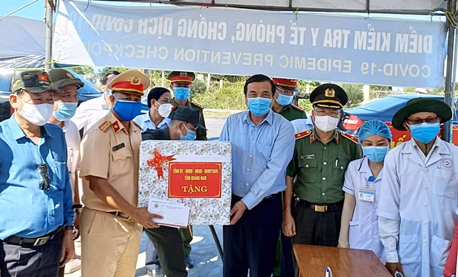 Bí thư Tỉnh ủy Quảng Nam Phan Việt Cường tặng quà động viên lực lượng tuyến đầu phòng, chống dịch COVID-19 tại chốt kiểm soát dịch.