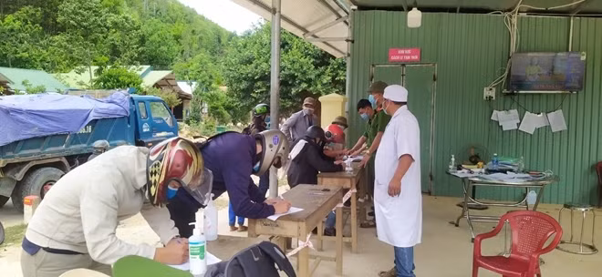 Người dân thực hiện khai báo y tế tại chốt kiểm soát dịch.