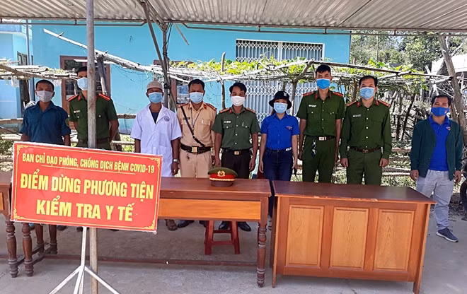 Lãnh đạo Công an huyện Đông Giang thăm hỏi, động viên lực lượng làm nhiệm vụ tại chốt kiểm soát dịch trên QL14G khu vực dốc Kiền, xã Ba.
