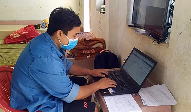 Cán bộ y tế tại chốt kiểm soát dịch nhập dữ liệu khai báo y tế của người dân lên hệ thống gửi về Trung tâm Y tế huyện Tây Giang.