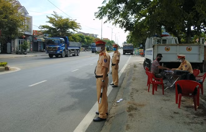 Trong quá trình làm nhiệm vụ, lực lượng CSGT luôn chú trọng thực hiện các biện pháp phòng, chống dịch như mang khẩu trang, giữ khoảng cách an toàn khi tiếp xúc.