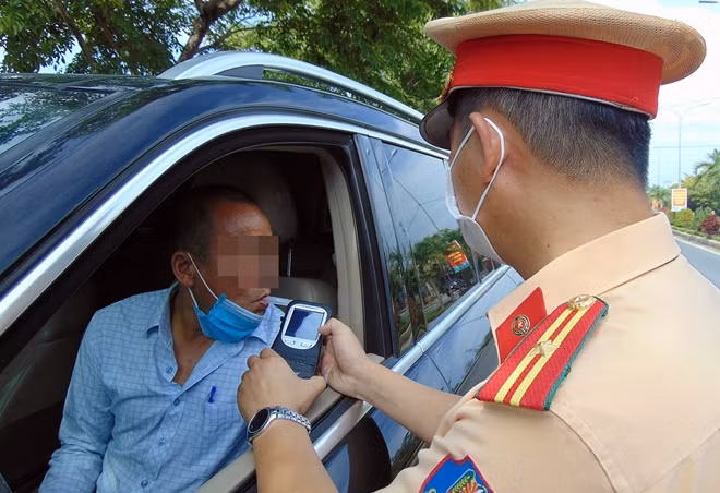 Cán bộ CSGT huyện Đại Lộc kiểm tra nồng độ cồn một tài xế ô tô con lưu thông trên tuyến ĐT609.