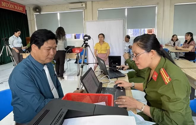 Cán bộ Phòng Cảnh sát QLHC về TTXH Công an tỉnh Quảng Nam làm hồ sơ cấp CCCD cho người dân.