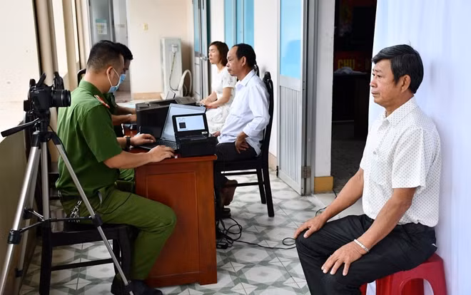 Các ĐVTN làm thủ tục cấp CCCD cho người dân.