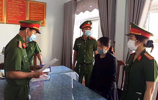 Cơ quan Cảnh sát điều tra đọc lệnh bắt tạm giam Nguyễn Thị Mỹ Dung. Ảnh: CA