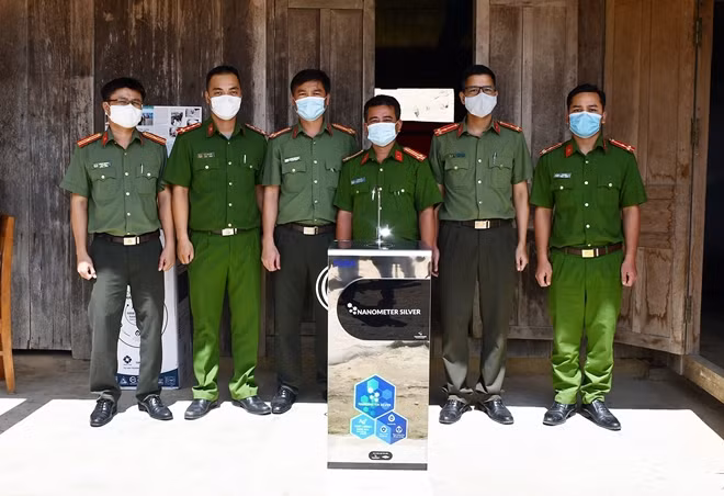 Trao tặng máy lọc nước cho Công an xã Ga Ry, huyện Tây Giang.