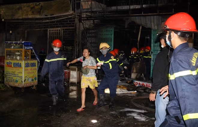 Một nạn nhân bị mắc kẹt được đưa ra ngoài.