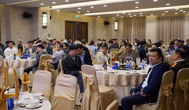 Đông đảo các văn nghệ sĩ, các vị khách quý, CTV thân thiết của Báo CAND khu vực miền Trung tham gia buổi gặp mặt.