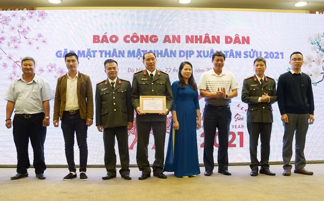 Đại tá Trần Đình Chung, Phó Giám đốc Công an TP Đà Nẵng, trao Giấy khen cho VPTT Báo CAND tại miền Trung.