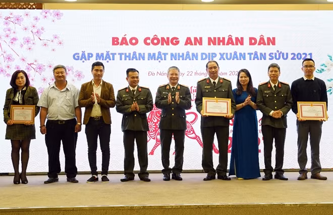 Thiếu tướng Nguyễn Đức Dũng, Giám đốc Công an tỉnh Quảng Nam, trao Giấy khen cho VPTT Báo CAND tại miền Trung.