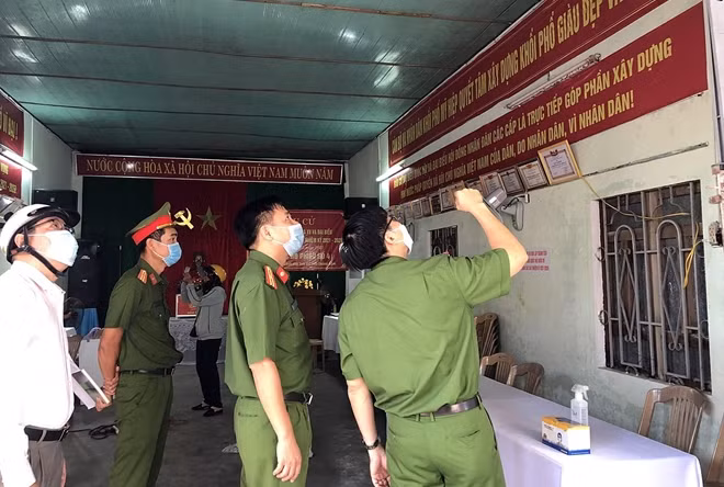 Cán bộ Phòng Cảnh sát PCCC&CNCH Công an tỉnh Quảng Nam kiểm tra công tác phòng cháy tại các cơ quan trên địa bàn TP Tam Kỳ.