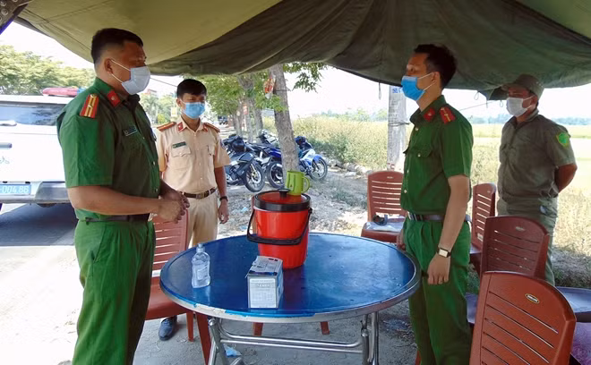 Lãnh đạo Công an huyện Đại Lộc kiểm tra công tác tại chốt kiểm soát dịch trên tuyến ĐT609B, tiếp giáp với thị xã Điện Bàn.