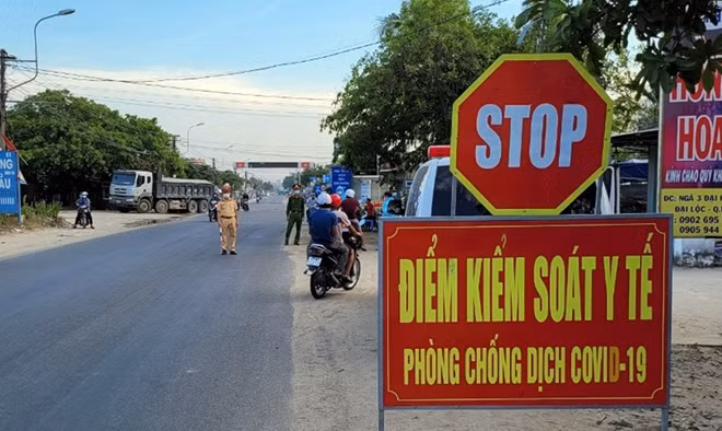Lực lượng Công an ngày đêm trụ bám làm "lá chắn sống" ngăn chặn dịch bệnh COVID-19 tại các chốt kiểm soát dịch.