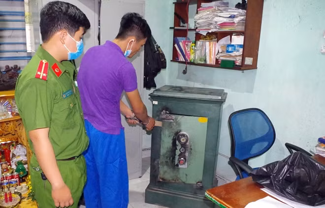 Trần Ngọc Thương thực nghiệm hiện trường vụ trộm.