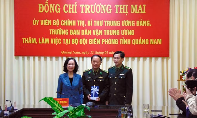 Đồng chí Trương Thị Mai tặng quà cán bộ chiến sĩ Biên phòng Quảng Nam.