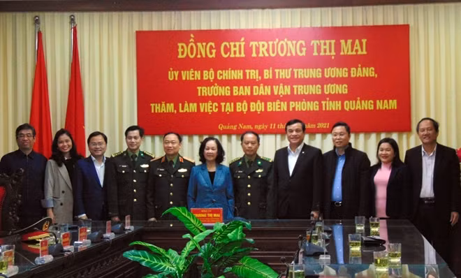 Các đại biểu chụp hình lưu niệm tại buổi làm việc.