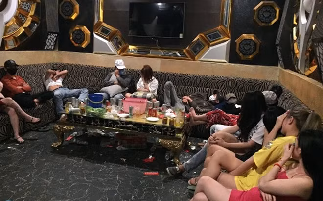 Nhóm thanh niên nam, nữ trong một phòng hát tại karaoke Diamond. Ảnh: M.T