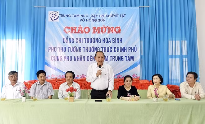 Phó Thủ tướng Trương Hòa Bình phát biểu tại buổi đến thăm Trung tâm nuôi dạy trẻ khuyết tật Võ Hồng Sơn. Ảnh: CTV