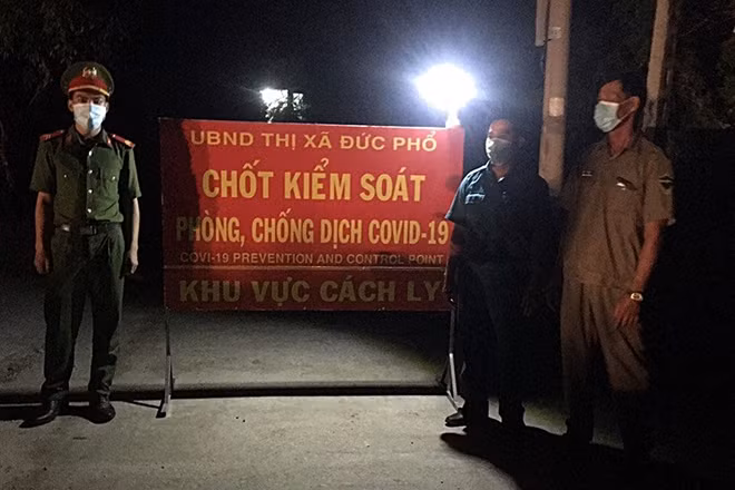 Lực lượng Công an ngày đêm tham gia tuyến đầu chống dịch tại thị xã Đức Phổ.