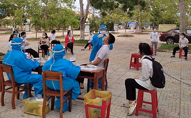 Ngành Y tế tỉnh Quảng Nam lấy mẫu xét nghiệm các trường hợp liên quan tại huyện Núi Thành.