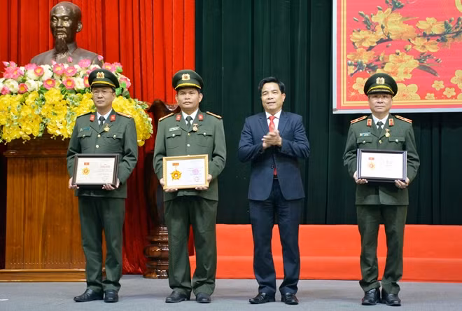 Đồng chí Lê Văn Dũng trao Kỷ niệm chương tặng 3 đồng chí lãnh đạo Công an tỉnh Quảng Nam.