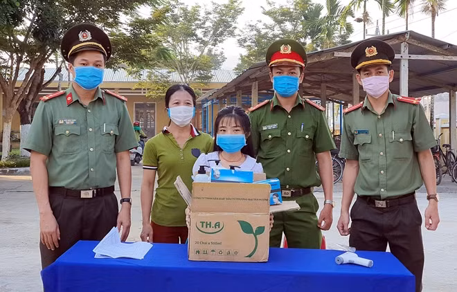 Tuổi trẻ An ninh huyện Tiên Phước tham gia trao tặng trang thiết bị phòng, chống dịch COVID-19 cho các trường học trên địa bàn.