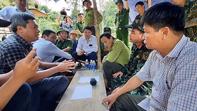 Các lực lượng chức năng họp bàn phương án đánh sập các hầm vàng trái phép trong lâm phận VQG Sông Thanh.