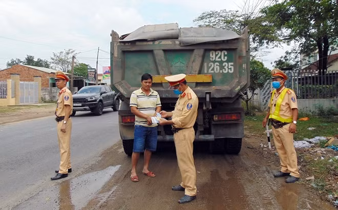 Tổ TTKS kiểm tra hành chính một xe tải chở cát chạy hướng Đại Lộc - Đà Nẵng.
