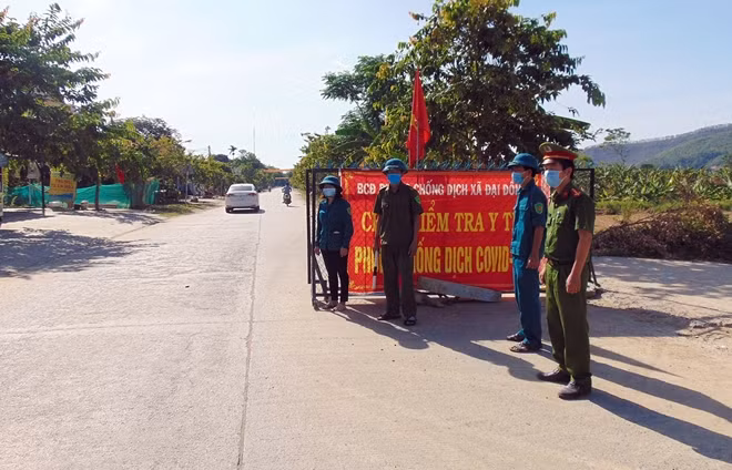 Công an xã Đại Đồng, huyện Đại Lộc tham gia làm nhiệm vụ tại chốt kiểm soát dịch COVID-19.