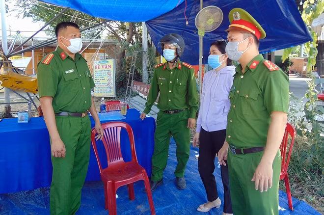 Lãnh đạo Công an huyện Đại Lộc thăm hỏi, động viên lực lượng làm nhiệm vụ tại chốt kiểm soát dịch COVID-19 xã Đại Đồng.
