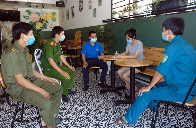 Lực lượng liên ngành xã Đại Đồng, huyện Đại Lộc tuyên truyền, vận động các hộ kinh doanh cam kết chấp hành nghiêm túc các quy định phòng, chống dịch COVID-19.