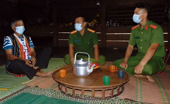 Công an xã biên giới La Dêê, huyện Nam Giang bám sát cơ sở, đảm bảo ANTT, tuyên truyền phòng, chống dịch COVID-19.