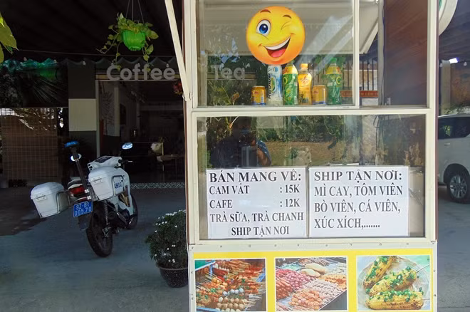 Các hàng quán giải khát tại huyện Đại Lộc chấp hành nghiêm túc các chỉ đạo về phòng, chống dịch bệnh của địa phương, chỉ bán hàng mang về, không bán để sử dụng tại chỗ.