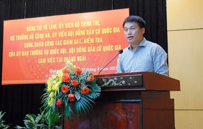 Đồng chí Đặng Ngọc Huy, Phó Bí thư Thường trực, Phó Chủ tịch UBBC tỉnh Quảng Ngãi báo cáo với đoàn công tác Trung ương về công tác chuẩn bị bầu cử của địa phương.