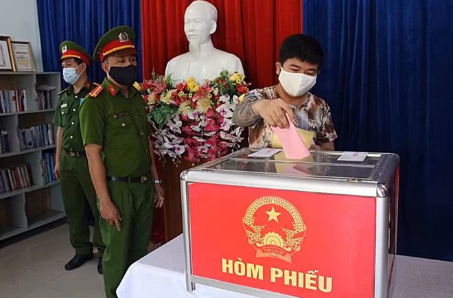 Người bị tạm giữ, tạm giam tham gia bỏ phiếu tại Trại tạm giam Công an tỉnh Quảng Nam.