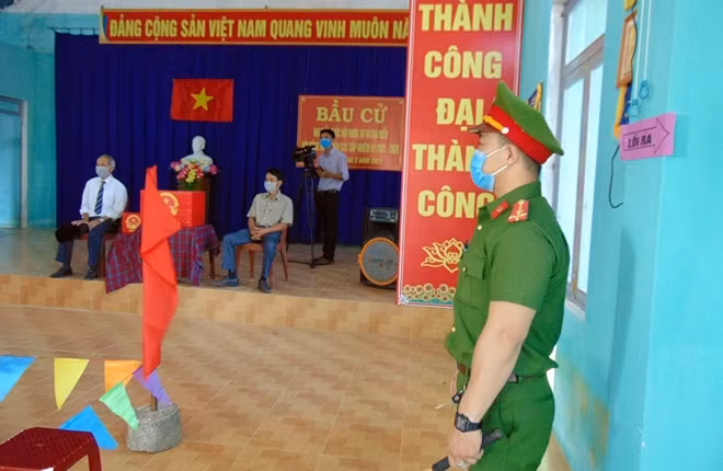 Lực lượng Công an tham gia đảm bảo an ninh, an toàn cuộc bầu cử.