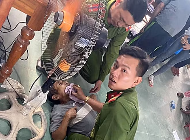 Cán bộ, chiến sĩ Công an hỗ trợ sơ, cấp cứu kịp thời cho ông Khánh.